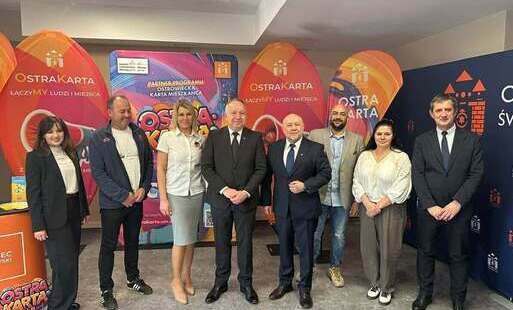 Przedstawiciele nowych partnerów programu OstraKarta podczas konferencji inaugurującej współpracę z Gminą Ostrowiec Świętokrzyski.