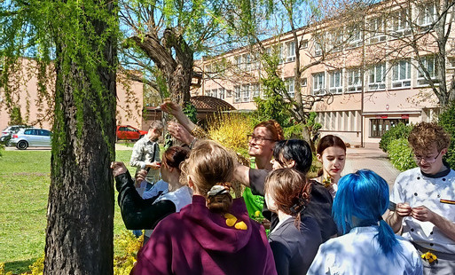 Uczestnicy działań EKO OSTROWIEC podczas warsztatów poświęconych gospodarce o obiegu zamkniętym i zasadom zero waste.