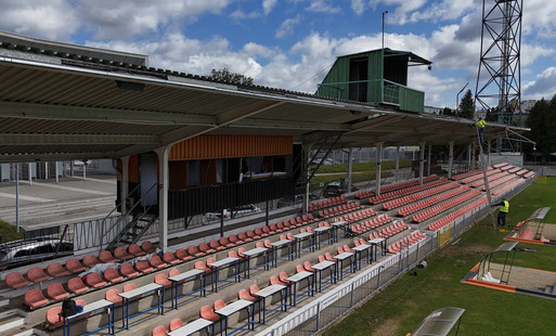 Prace związane z montażem nowoczesnego systemu nagłośnienia na Stadionie Miejskim KSZO w Ostrowcu Świętokrzyskim.