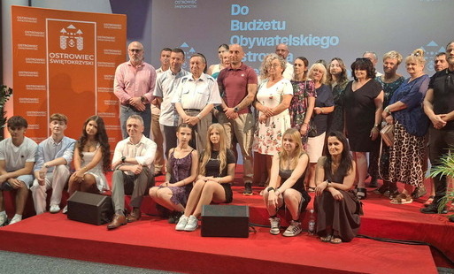 Wnioskodawcy projektów podczas losowania numerów w tegorocznej edycji Budżetu Obywatelskiego Ostrowca Świętokrzyskiego.